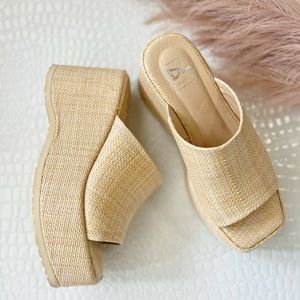 (NWT) Chinese Laundry/Dirty Laundry Trighton Platform Sandal